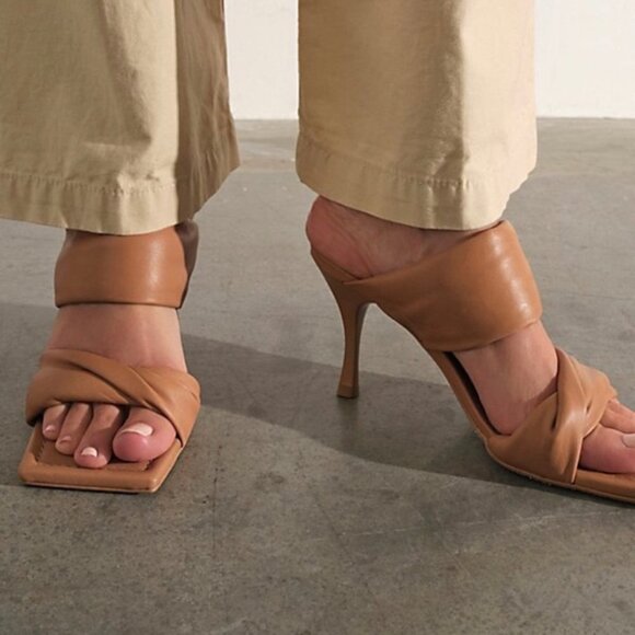 New Free People Alohas Natasha Puffy Mule Heel Sandals Leather in Camel Brown - Picture 15 of 15